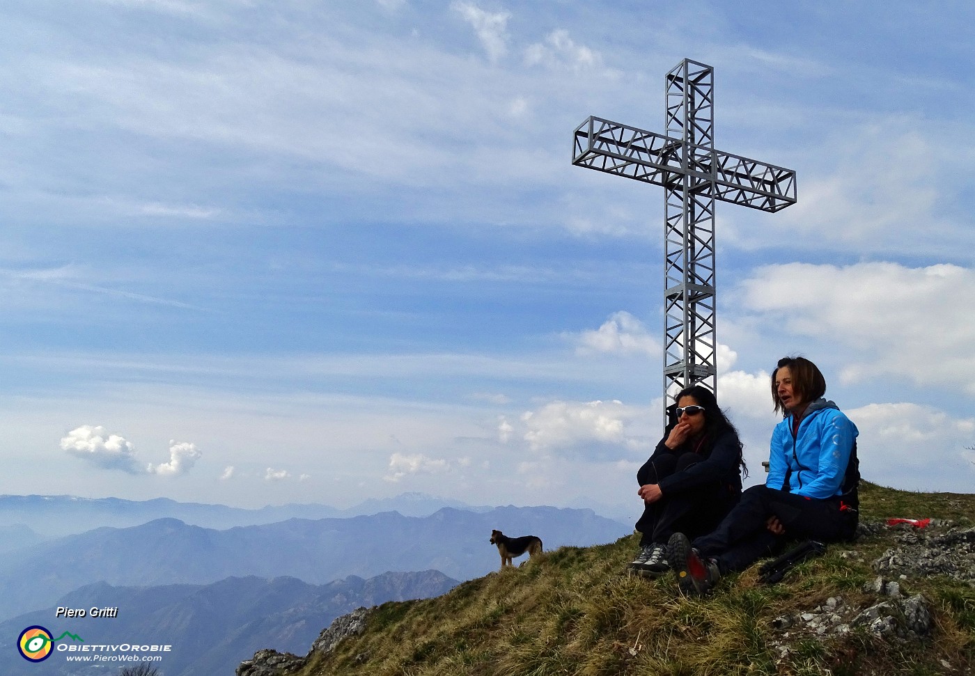 62 Bella vista dal Suchello, anche il cane lupo Scilla ammira il panorama.JPG -                                